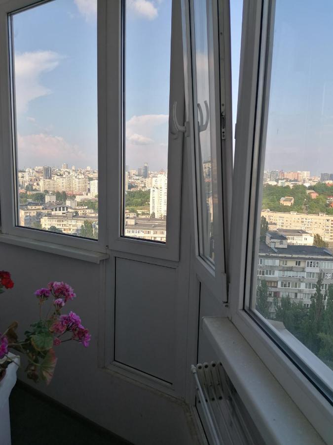 Уютная Студио Возле Жд Вокзала Kiev Ngoại thất bức ảnh